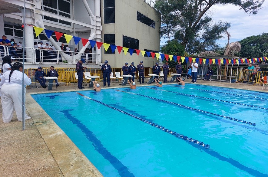 Cierre arbitrario de la piscina de la UNES en San Cristóbal deja a la deriva a atletas y entrenadores