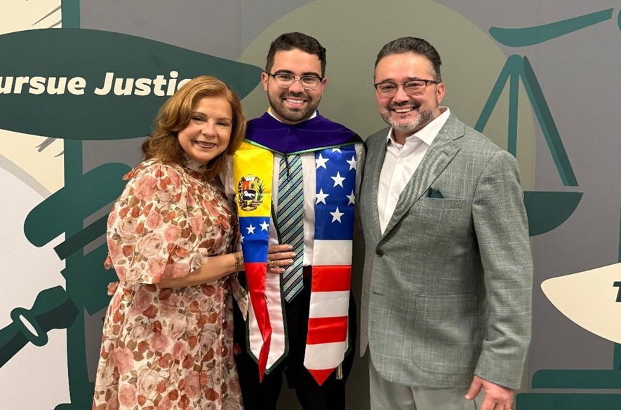 Tachirense Eduardo Rondón se gradúa como abogado en EE. UU.