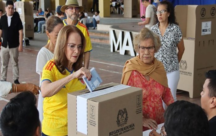 Colombianos salen a votar en paz