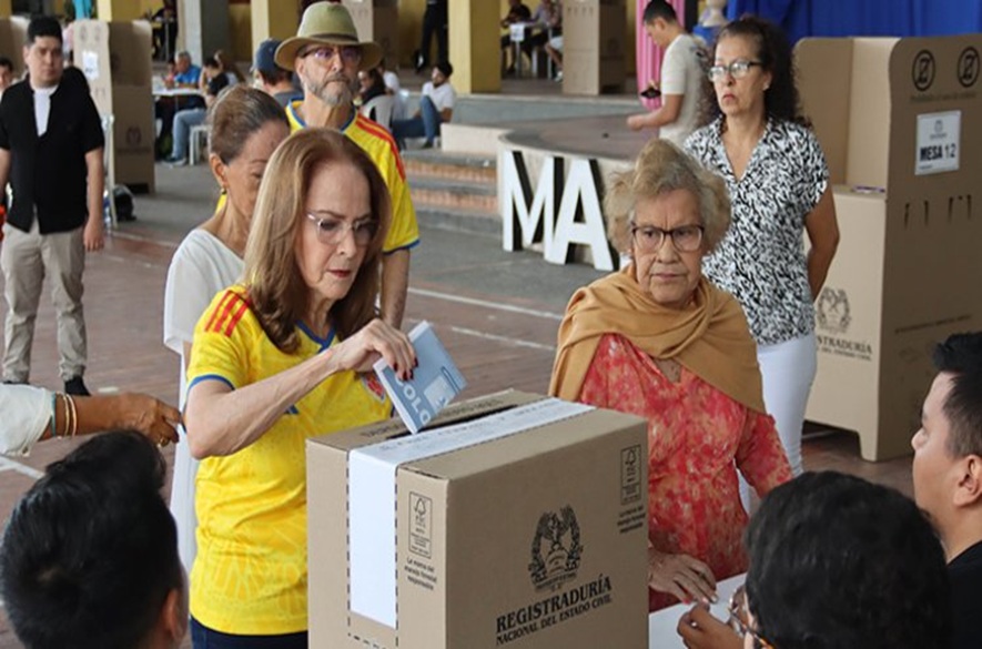 Colombianos salen a votar en paz
