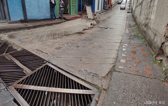 Denuncian deterioro en puente de la carrera 4 de Tariba por filtración de aguas servidas
