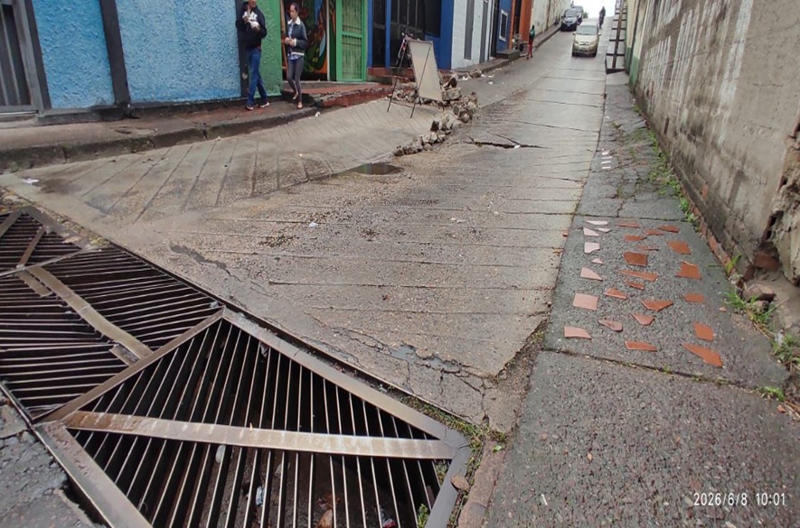 Denuncian deterioro en puente de la carrera 4 de Tariba por filtración de aguas servidas