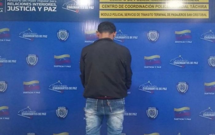 Detenido ciudadano por vender con boletos falsos en el terminal de San Cristóbal