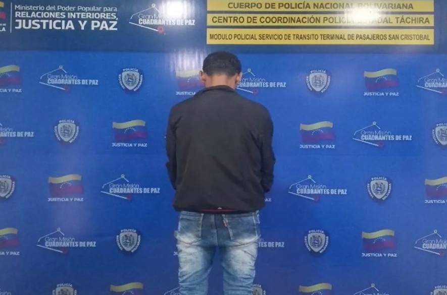 Detenido ciudadano por vender con boletos falsos en el terminal de San Cristóbal