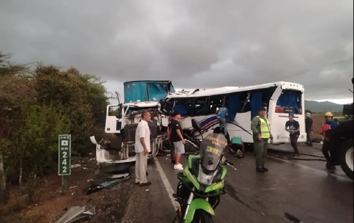 Nueve muertos por choque entre autobús y gandola