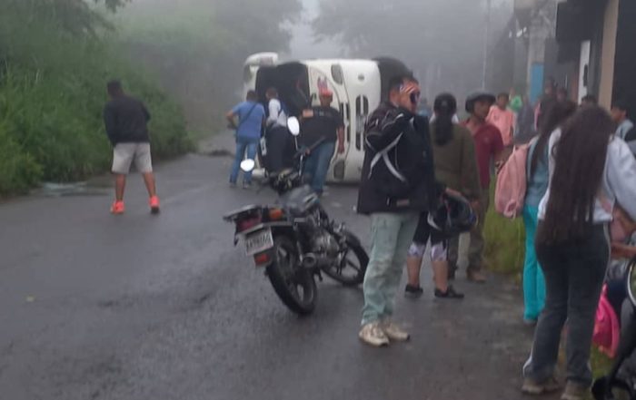 Seis lesionados tras volcamiento de una buseta en Boca de Caneyes