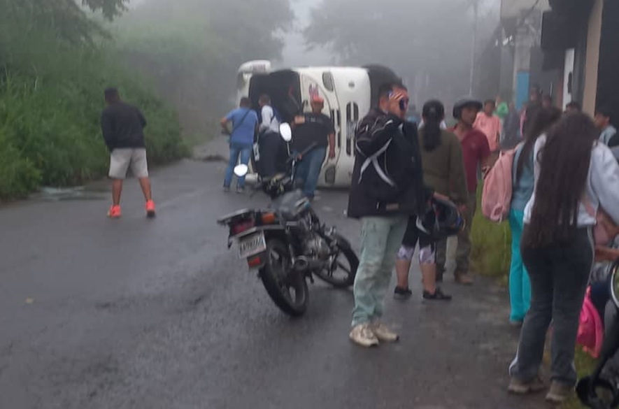 Seis lesionados tras volcamiento de una buseta en Boca de Caneyes