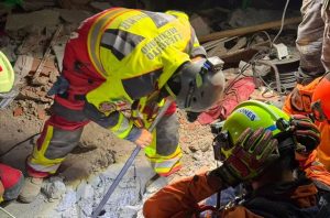Terremoto Venezuela: Protección Civil Táchira rescatan a un joven con vida