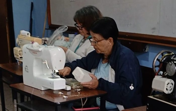 Táchira: Damas voluntarias cosen para afectados por terremoto en Venezuela