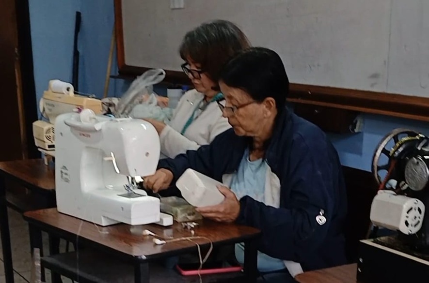 Táchira: Damas voluntarias cosen para afectados por terremoto en Venezuela